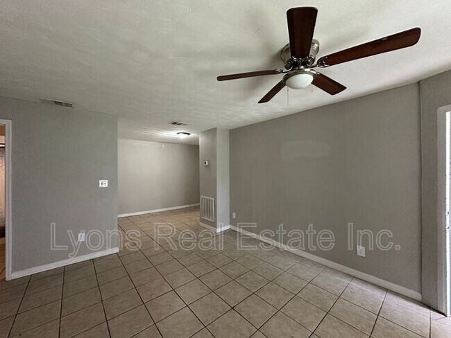 Building Photo - 2210 Cantor Ln