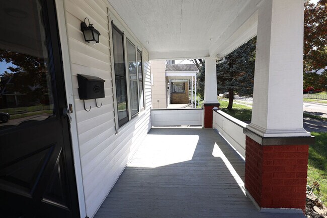 Building Photo - 552 S Terrace Ave