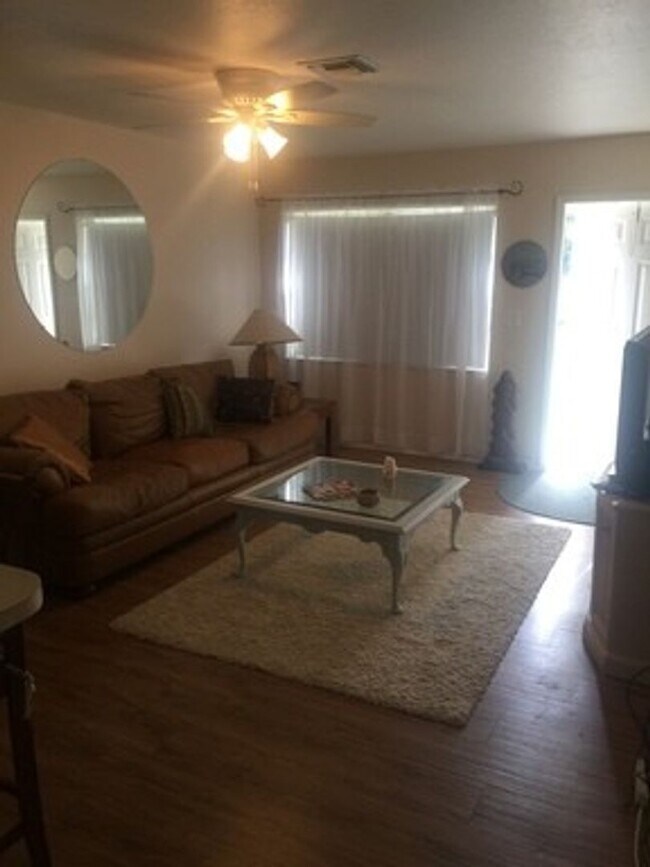 Building Photo - 810 Kings Ct