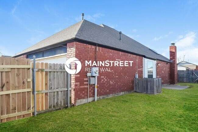 Building Photo - 4 Bedroom Pet-Friendly Home in MOORE, OK with Main Street Renewal