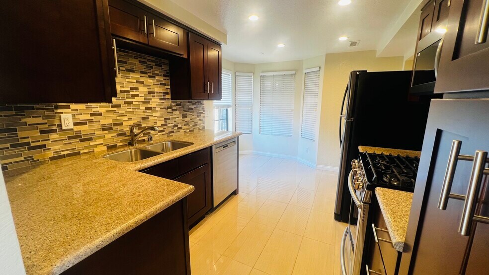 Kitchen - 336 N Louise St