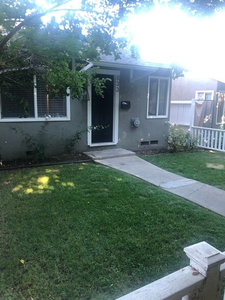 833 1/2 unit entry lawn area - 827 E Washington Blvd