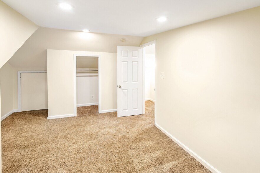 Building Photo - 2401 Vaulx Ln