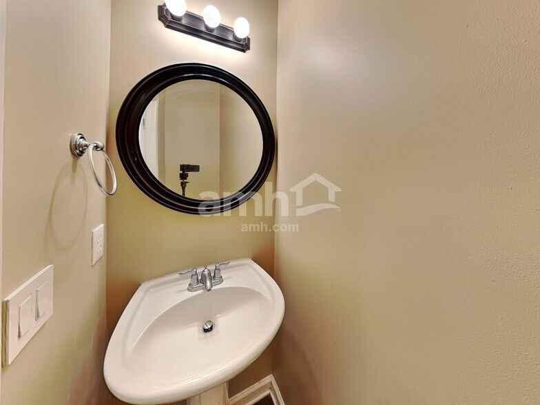 Building Photo - 1584 Silver Ridge Dr