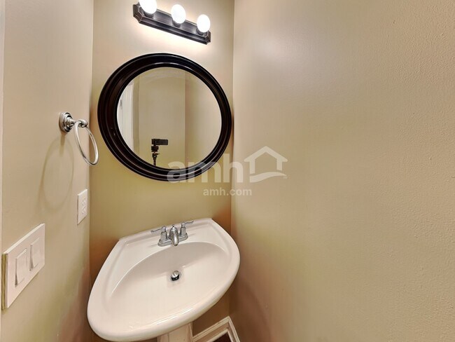 Building Photo - 1584 Silver Ridge Dr