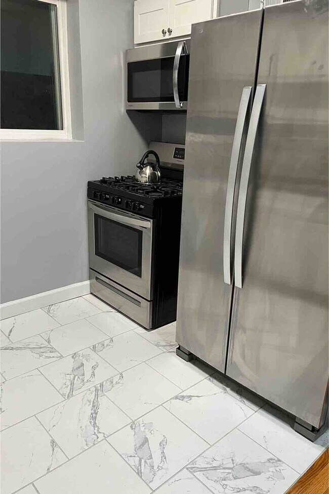 Building Photo - 7047 Hampton Ave