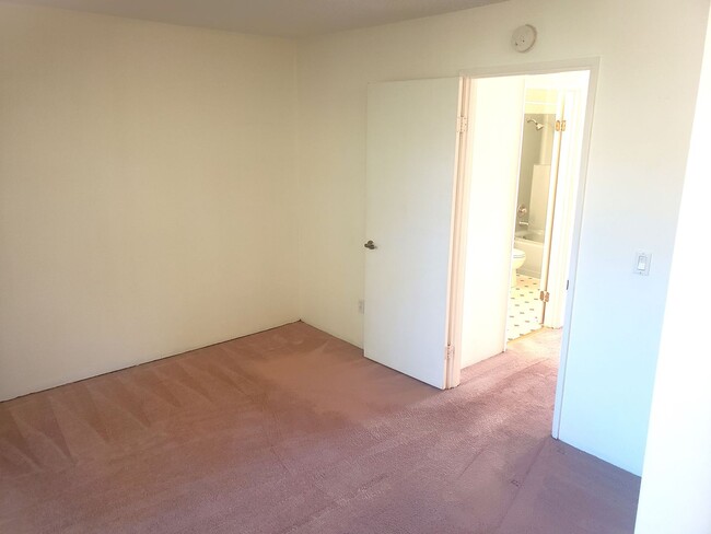 Building Photo - Charming Townhouse Near the Water! Water Sewer and Garbage Included!