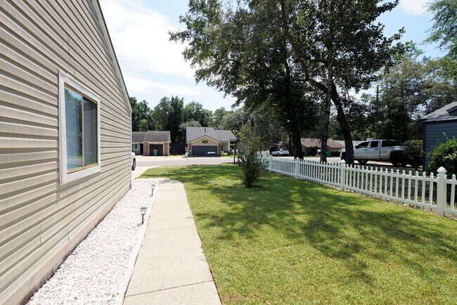 Building Photo - Great Niceville Location near Schools and NWFSC
