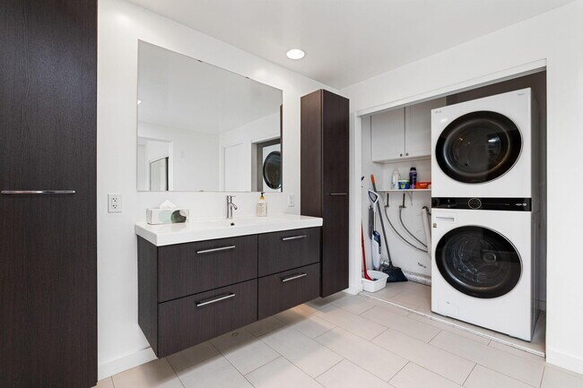 Building Photo - 45720 Abronia Trail