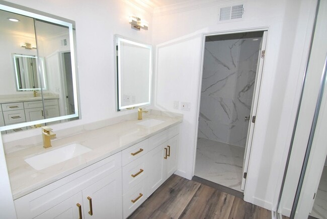 Building Photo - Stunning Fully Remodeled Condo in Costa Mesa