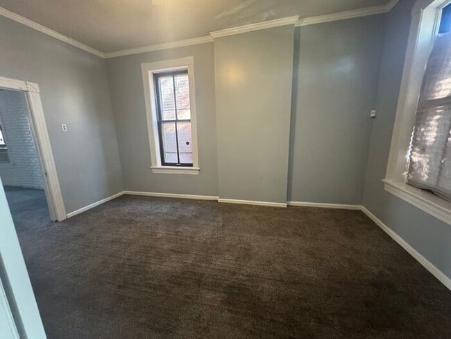 Building Photo - Spacious 2 bed/1bath