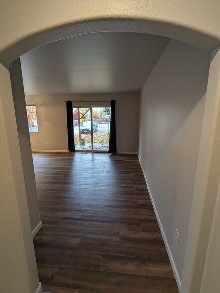 Building Photo - 388 Eastmont Ave