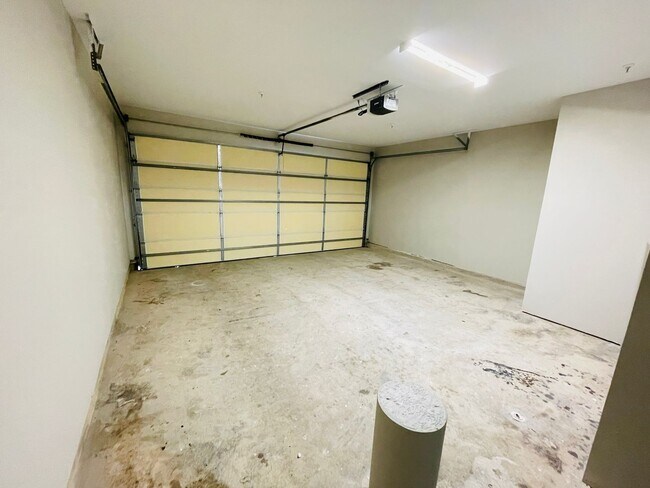 Building Photo - 4BD/4.5BA in ROWANDALE! SHORT TERM RENTAL ONLY.