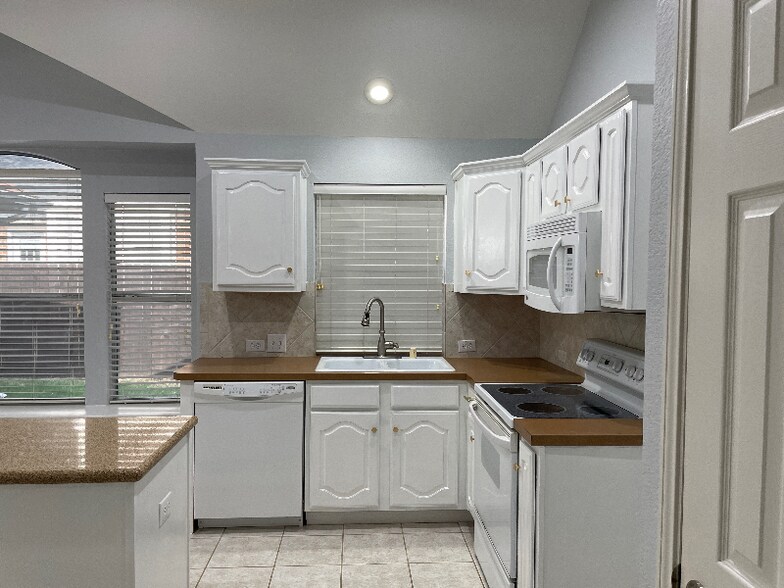 Building Photo - 3605 Villanova Dr