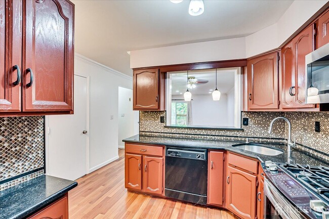 Building Photo - 6 Tulip Ct