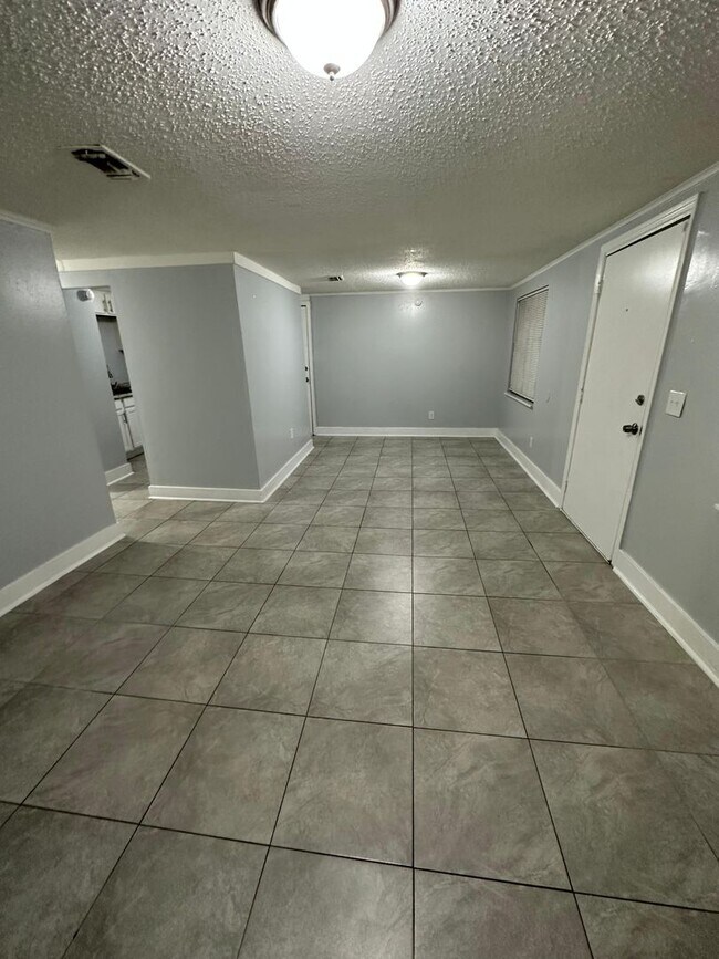 Building Photo - Fully Renovated 3/1 Single Family Available Now!