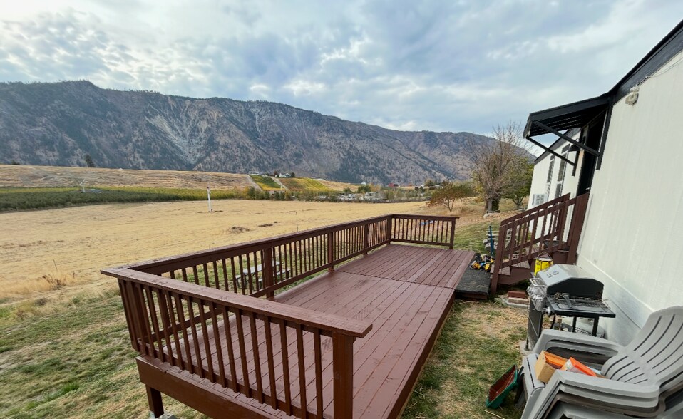 Massive back yard area with new deck - 2365 Washington St