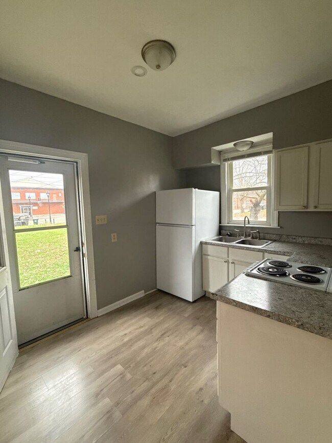 Building Photo - 26 E Main St