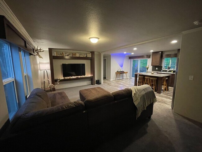 Building Photo - ***PENDING APPLICATION***Beautiful Home wi...