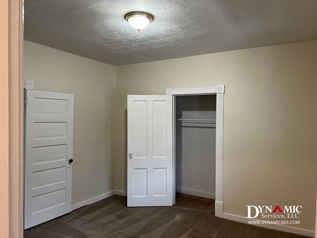 Building Photo - 811 S Summit Ave