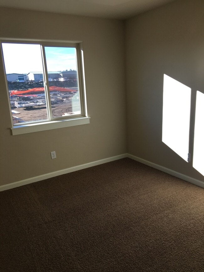 Building Photo - Gorgeous Newer Townhouse in NE Bend