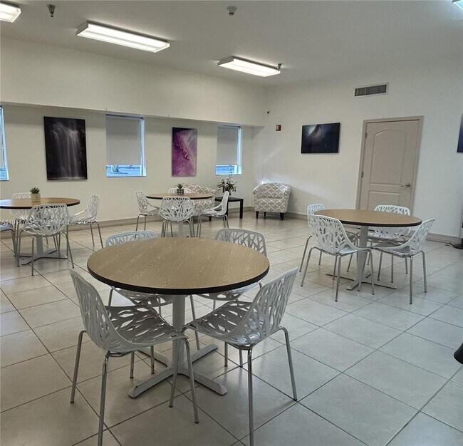 Building Photo - 2501 Douglas Rd