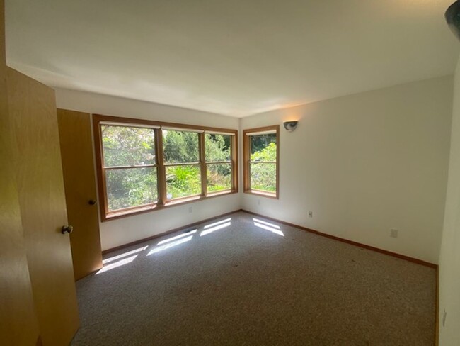 Building Photo - Private / executive 3/2 by Sequoia Park