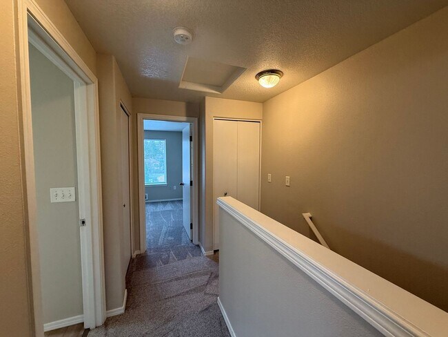 Building Photo - FREE RENT through FEBRUARY - SEE LISTING for DETAILS!  Newly Updated Two Bedroom Townhome Availab...