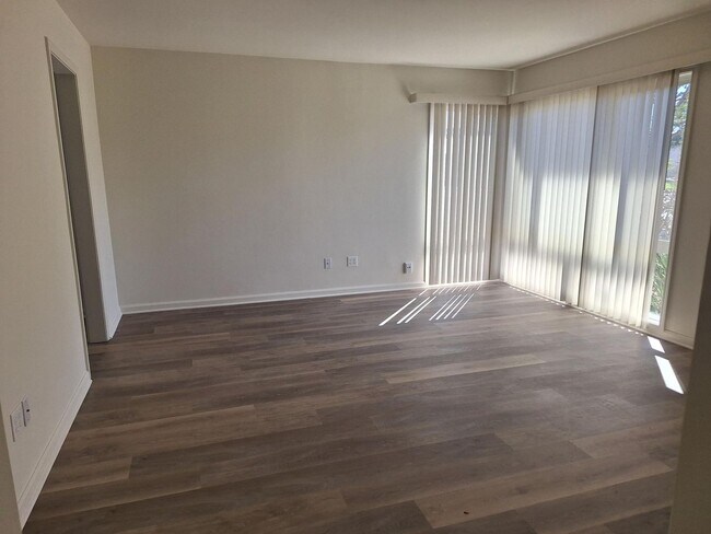 Building Photo - 4866 Clairemont Dr