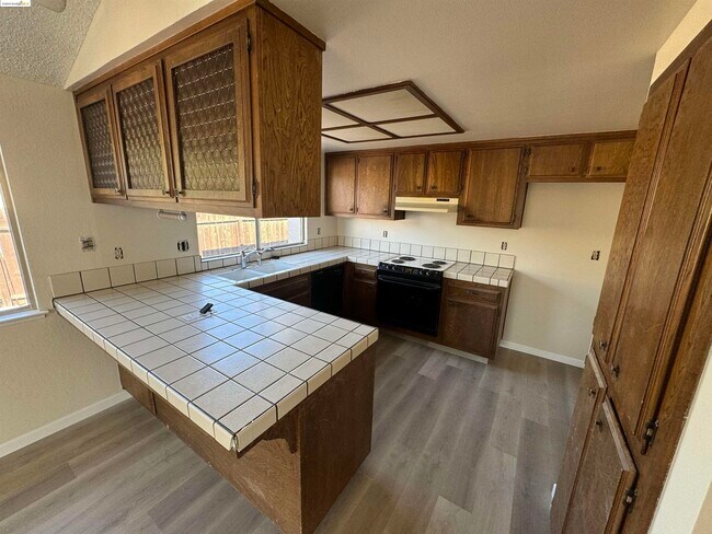 Building Photo - 912 Coyote Ct