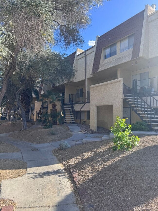 Building Photo - 2 bedroom, 1.5 baths, Boulder Hills condo