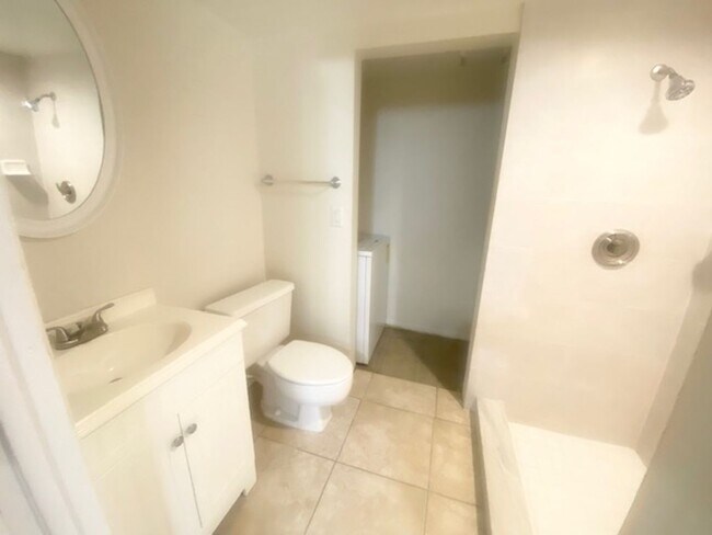 Building Photo - Spacious 2 bedroom 2 bathroom Townhome