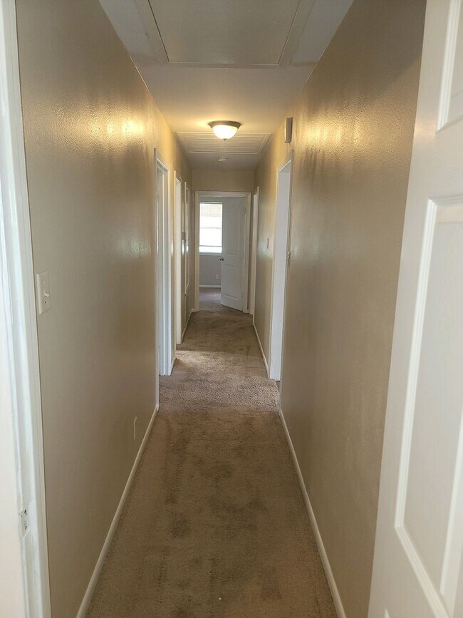 Building Photo - 4 Bedroom 2 Bath in The Avenues