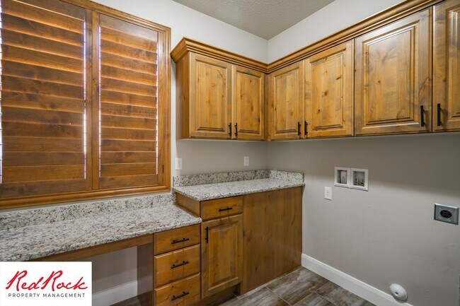 Building Photo - Pet-Friendly 3 Bedroom Home In A Great Neighborhood