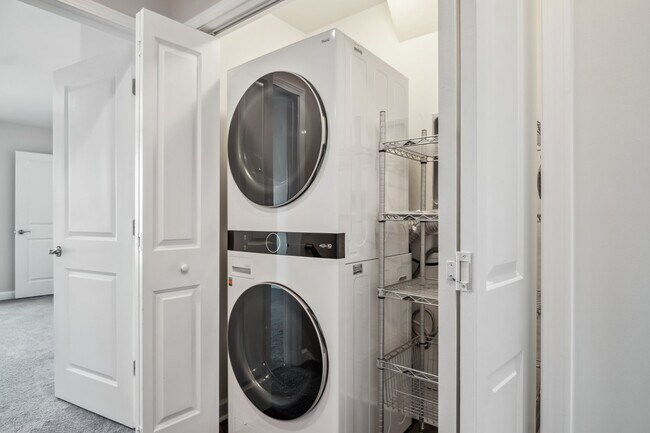 Building Photo - 3 bed/ 3 1/2 bath.  Dog Friendly.