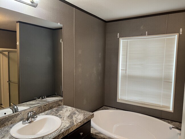 Building Photo - 582 Brent Dr