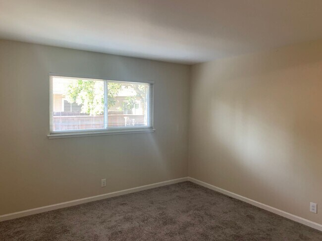 Building Photo - 39-1810