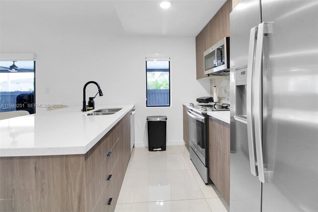 Building Photo - 320 NW 13th Ct