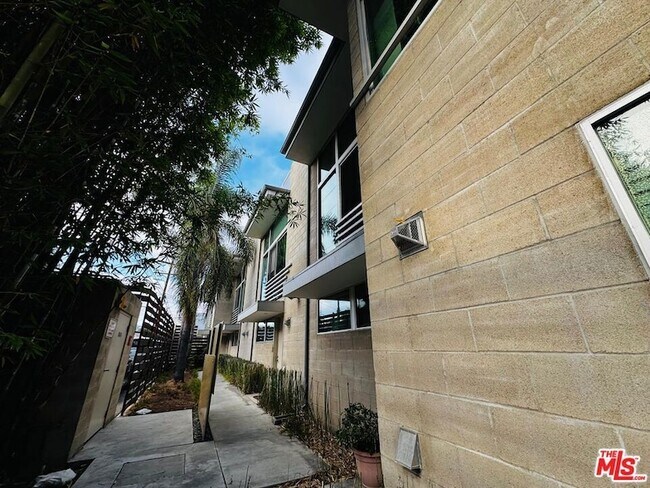 Primary Photo - 717 Highland Ave