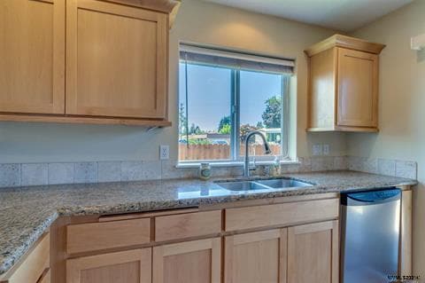 Building Photo - 537 SE Oak Grove Ave