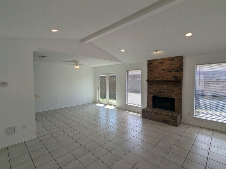 Building Photo - 2410 Cordoba Dr