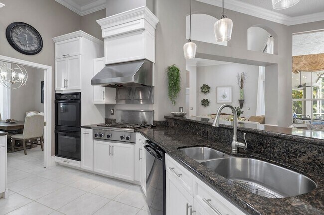 Building Photo - 856 Forest Glen Ln