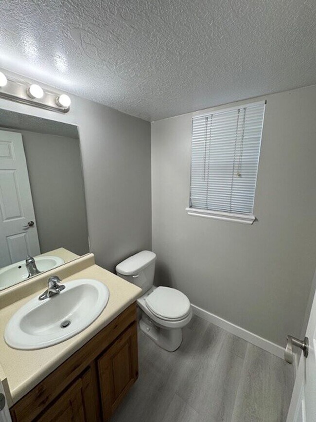 Building Photo - Sunshine & Savings: 2 Weeks Rent Free & $1...