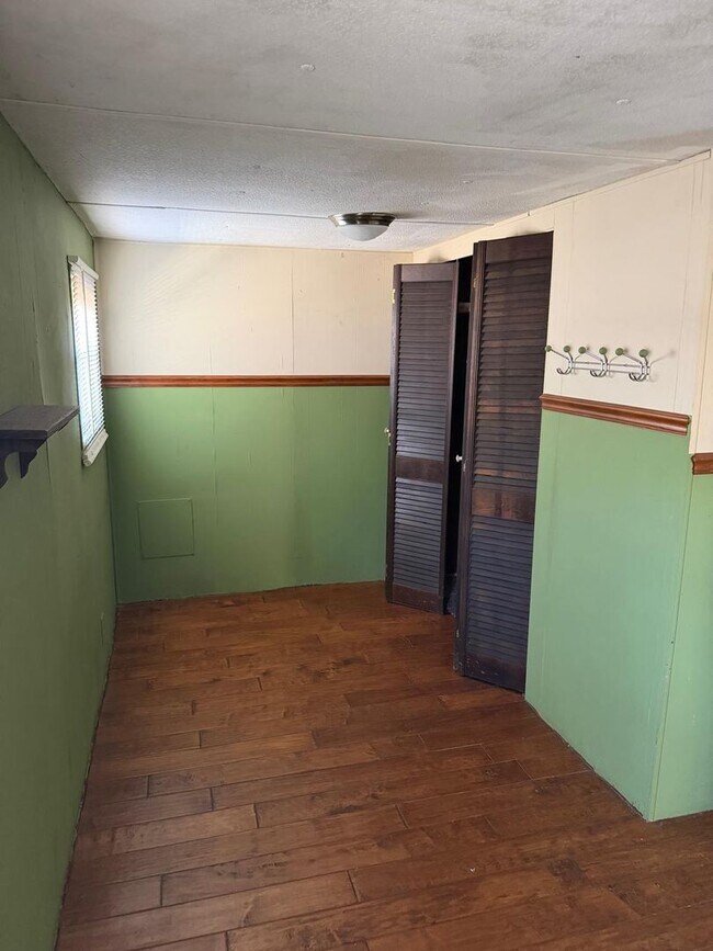 Building Photo - AVAILABLE NOW!