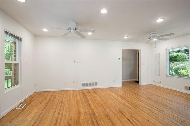 Building Photo - 2558 Woodacres Rd NE