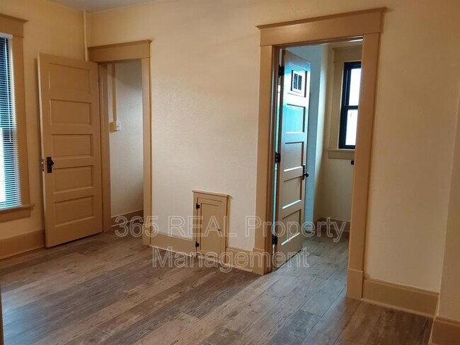 Building Photo - 2018 10th Ave