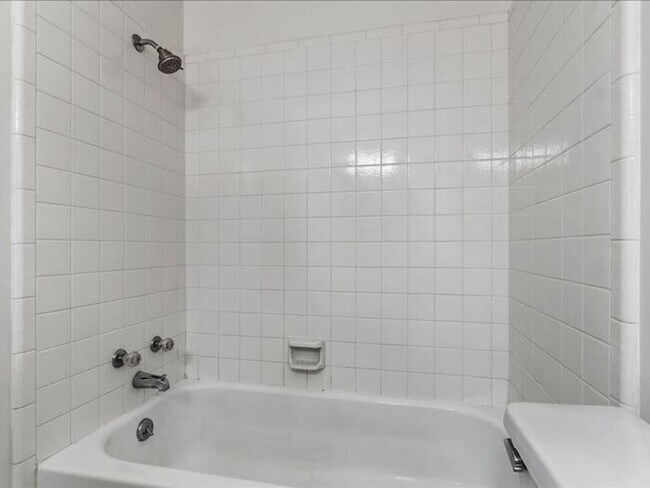 Building Photo - SANDY  2 BED 2 BATH CONDO, small pet OK