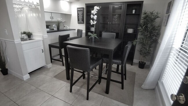 Building Photo - Beautiful  Furnished 1/1 condo x Rent  in Winter Park Next to Full Sail University !