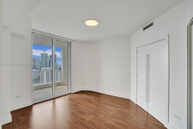 Building Photo - 848 Brickell Key Dr