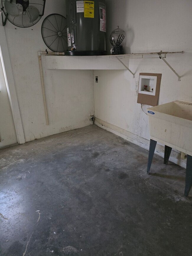 Building Photo - Gorgeous 3/2/1 on Large Property